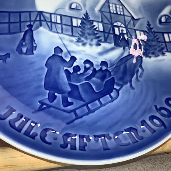 SIGNED BING & GRONDAHL CHRISTMAS PLATE “ARRIVAL OF CHRISTMAS GUESTS” 1969 - Picture 3 of 9